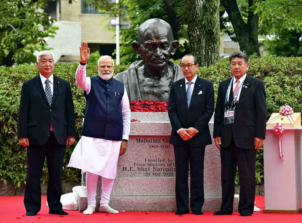 Hiroshima receives a statue of Gandhi from India