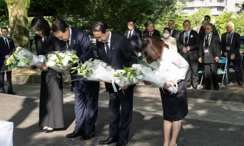 Leaders of Japan and South Korea mend fences at the Hiroshima memorial